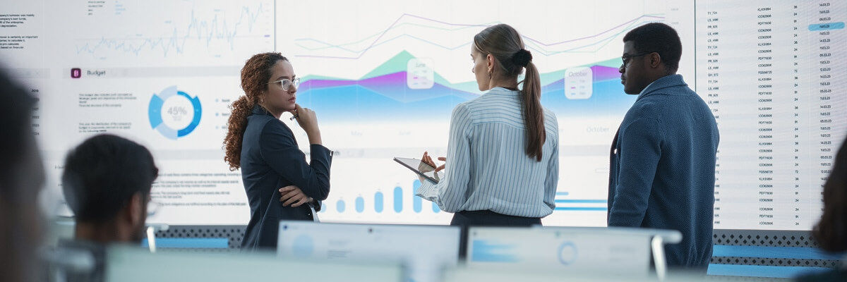People meeting in front of a screen