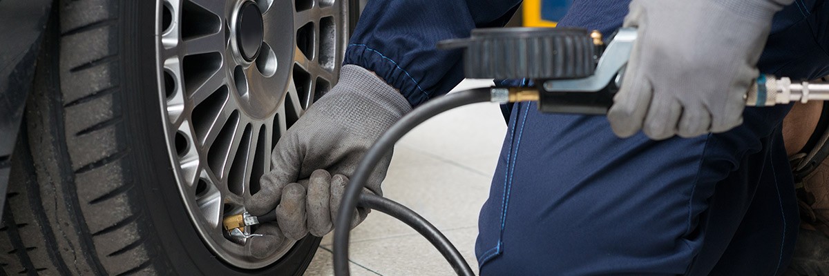 Mechanic filling tire