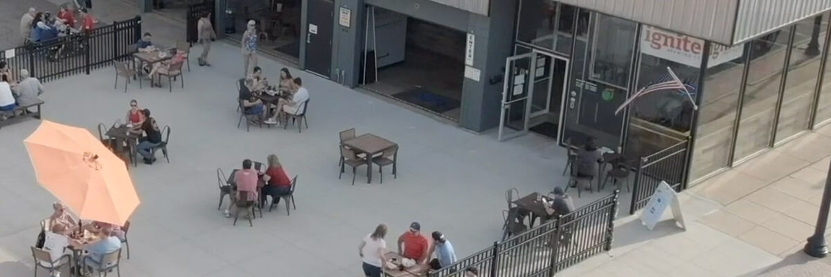 Customers sitting outside and enjoying their meal safely. Back to business  Thermal monitoring Thermal camera Bolide advanced IoT platform Connected Platform 