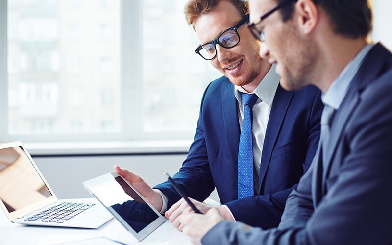 Two colleagues talking to each other
