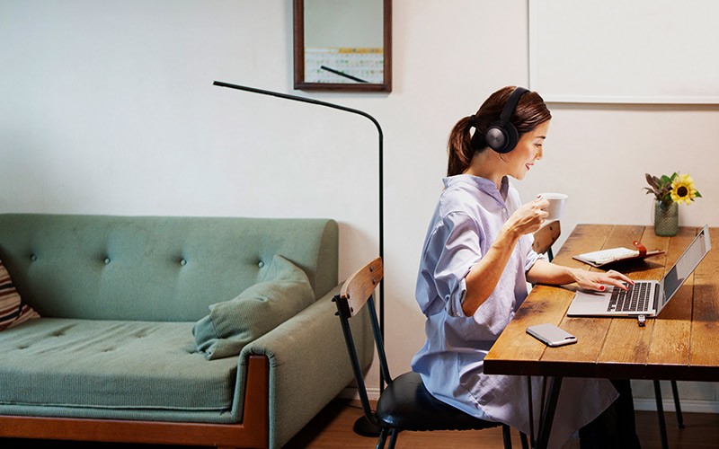 Cisco for hybrid work Woman working from home