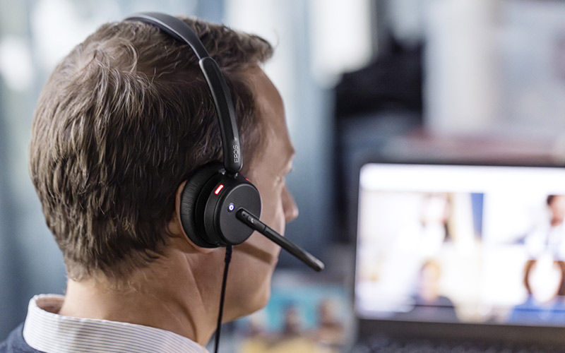 This technology adapts to your sound environment, boosting working performance and focus. Man using ADAPT headset