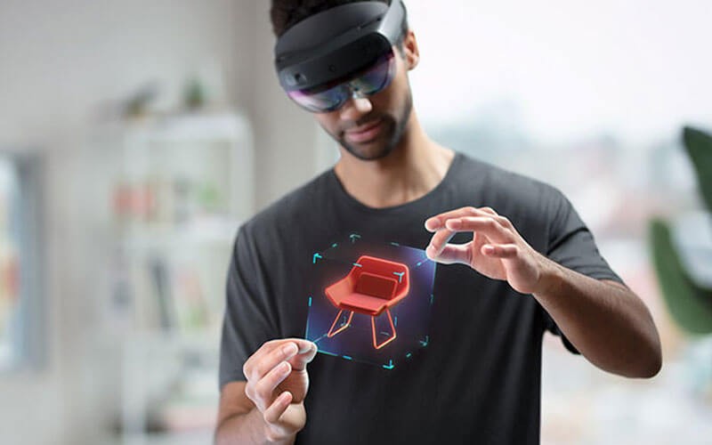 Man working using the Hololens 2