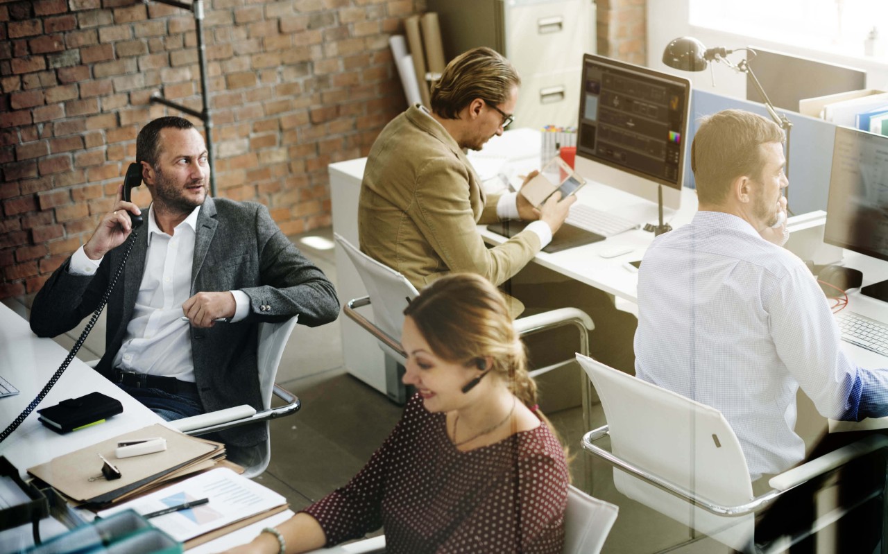 Hybrid multicloud Teammates working together at the office
