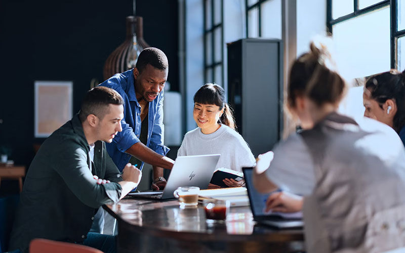 hp-group-working-on-laptop-collaborating
